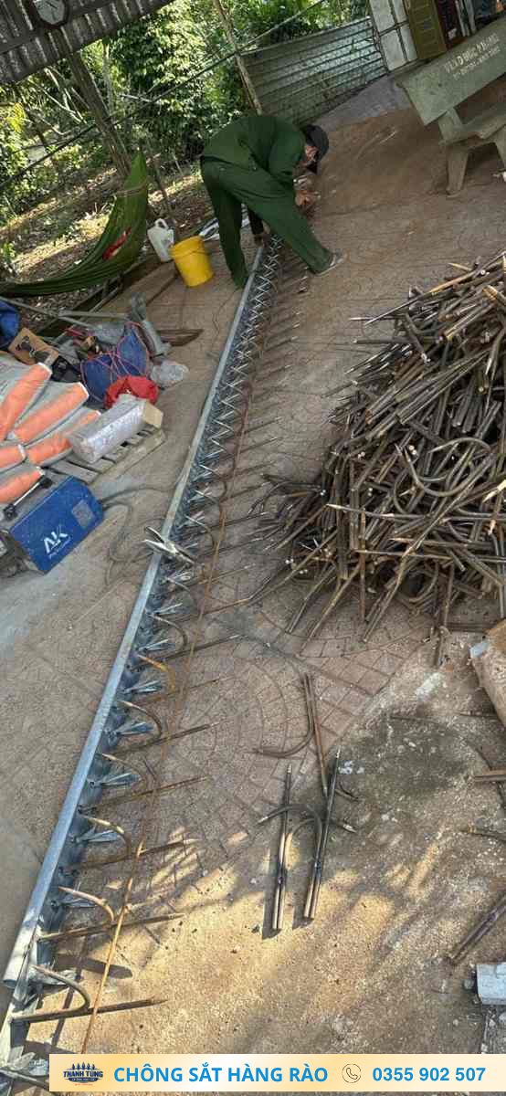 Gia công dãy mũi chông trên khung sắt dài tại khu làm việc