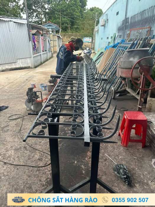 Gia công dải chông hàng rào 3 chia tại khu vực làm việc