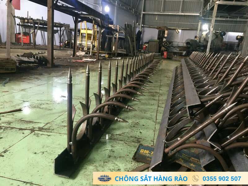 Các dải chông hàng rào 3 chia đã lắp trên khung sắt