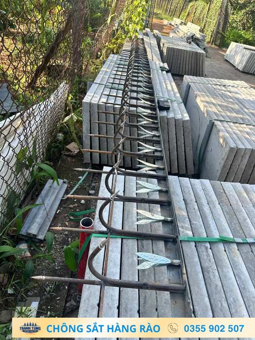 Khung chông hàng rào kết hợp chông ba mũi và chông lá