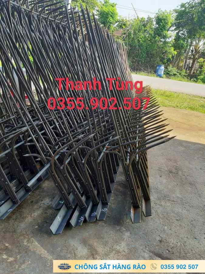 Các khung gia công chông hàng rào 3 chia được xếp tại xưởng
