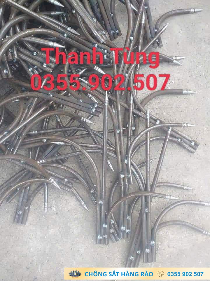 Các cụm chông ba chia gồm mũi giữa và hai nhánh cong đã tạo hình