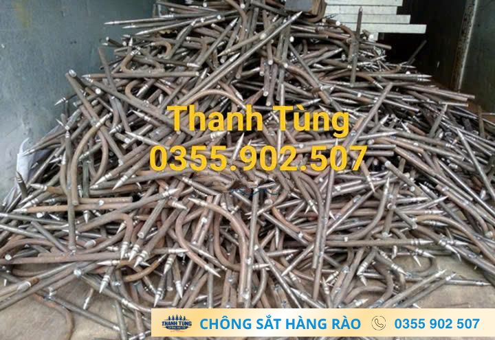 Số lượng lớn nhánh cong có đầu nhọn được tập kết trong khu vực gia công