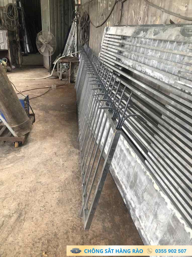 Khung sắt đã gắn dãy chông ba chia được dựng tại khu vực xưởng