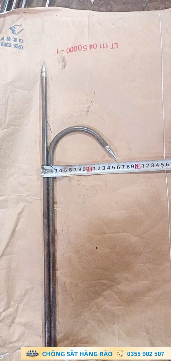 Nhánh cong của chông được đặt cùng thước để đối chiếu độ mở