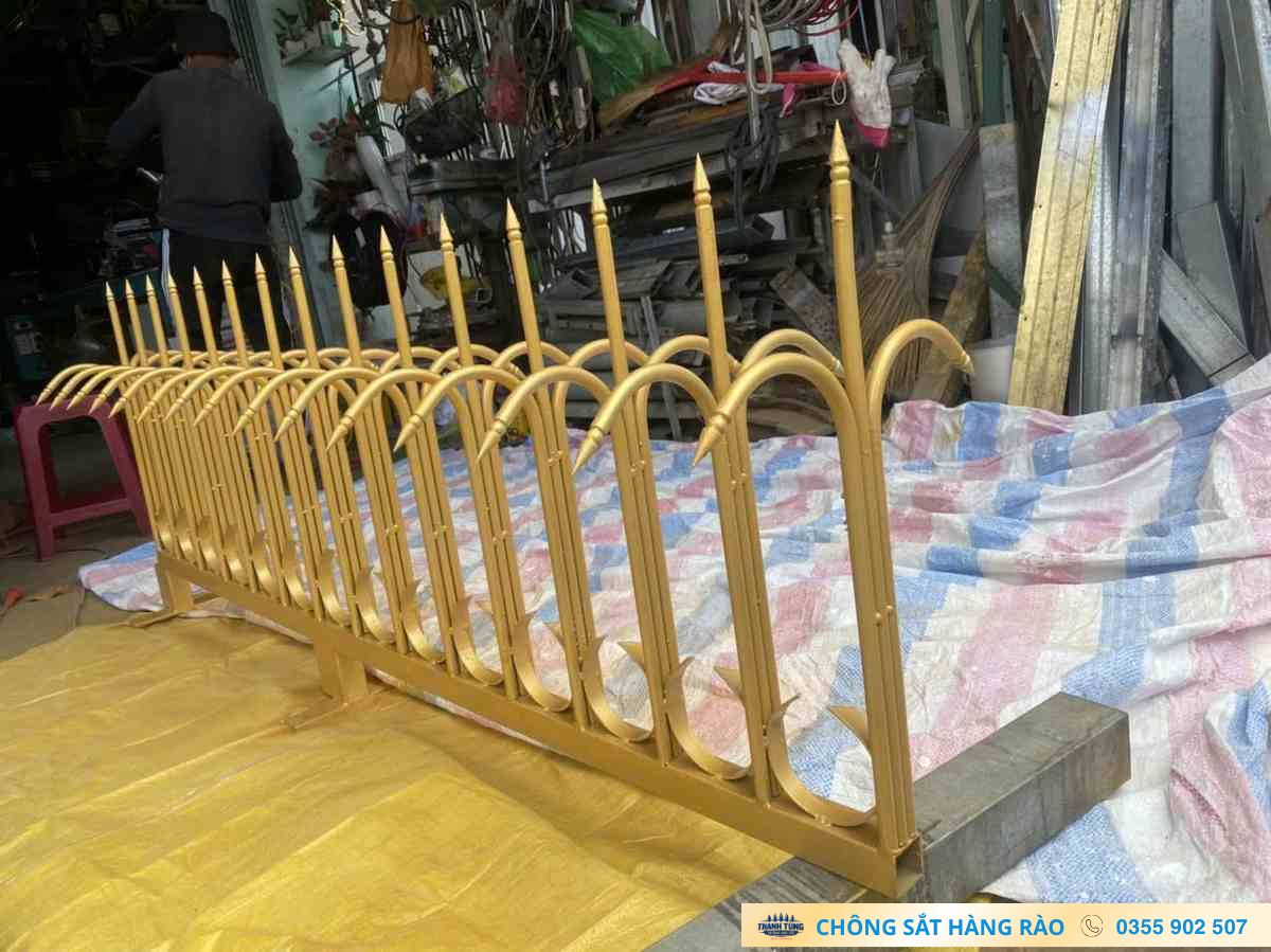 Sản phẩm gia công chông hàng rào 3 chia đã hoàn thiện màu vàng