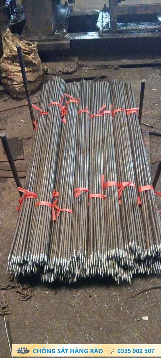 Chông hàng rào 3 mũi được bó thành từng nhóm tại khu vực gia công
