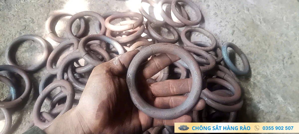 Các vòng kim loại rời được tập kết trong khu vực gia công