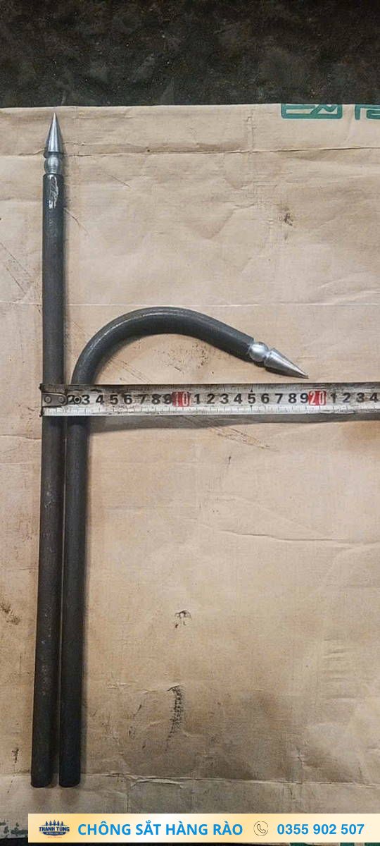 Cặp thanh chông thẳng và cong có đầu nhọn được căn theo thước ngang