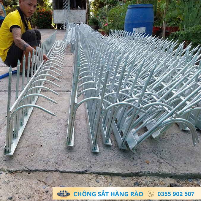 Nhiều dãy chông ba mũi hoàn thiện được xếp tại khu vực làm việc