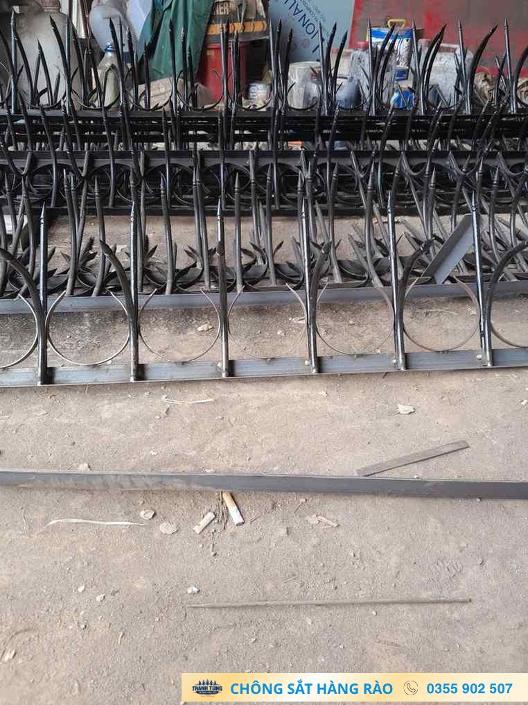 Khung chông hàng rào có mũi thẳng kết hợp các nhánh cong bố trí liên tiếp