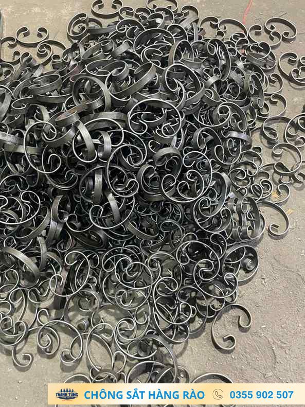 Nhiều chi tiết sắt uốn cong dạng cuộn được tập kết trên nền xưởng