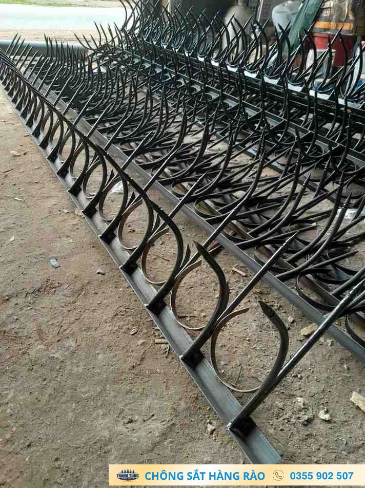 Nhiều khung chông uốn vòng đầu giáo được xếp tại khu vực gia công
