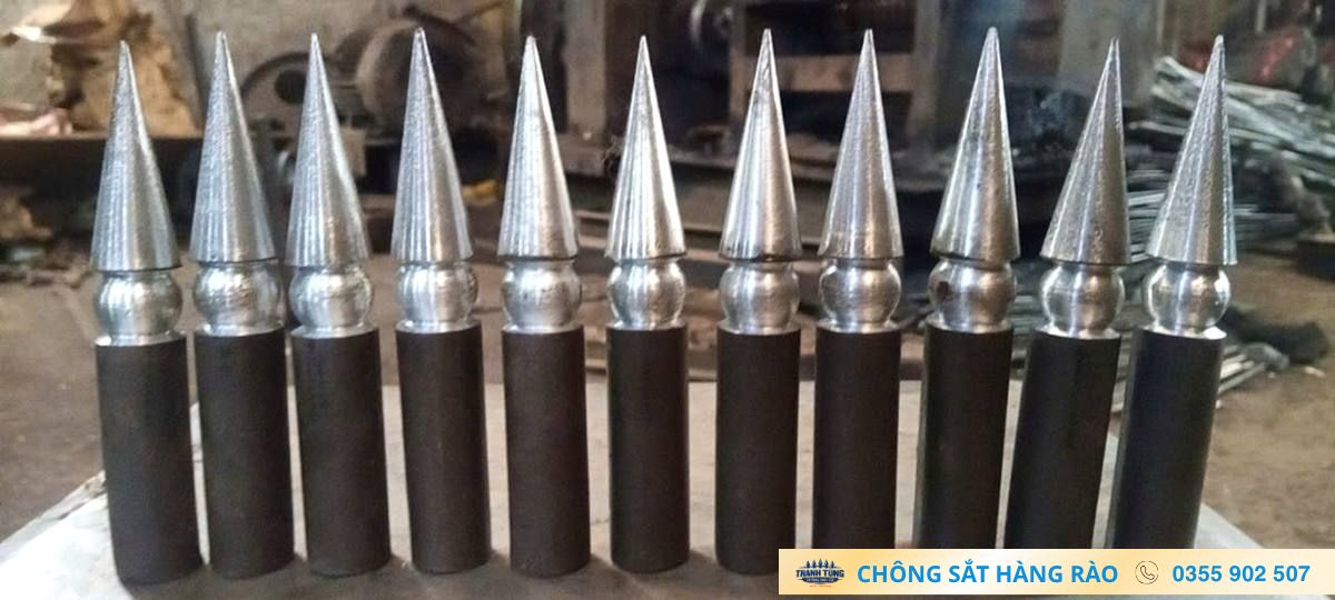 Dãy thanh chông tròn có đầu giáo tiện được xếp thẳng hàng