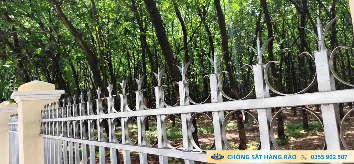 Chông hàng rào sắt uốn vòng đầu giáo hoàn thiện trên hàng rào màu sáng