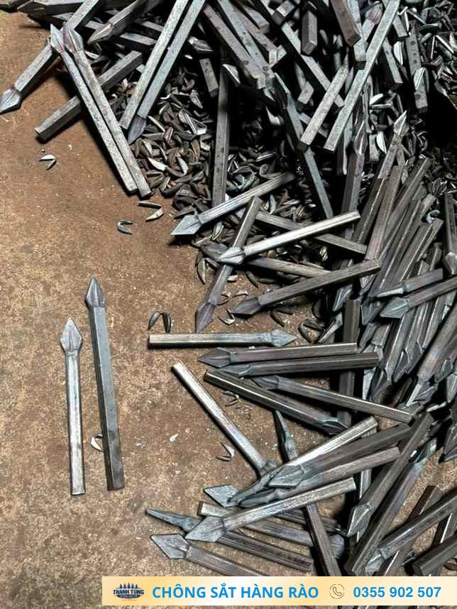 Số lượng lớn chông hộp dập được tập kết trong khu vực gia công