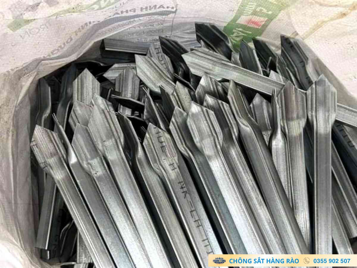 Góc chụp gần của nhiều thanh chông dập được tập kết