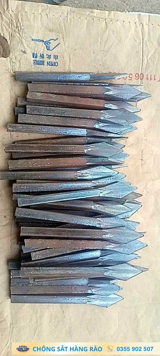 Nhiều thanh chông hộp dập được xếp trên nền phẳng