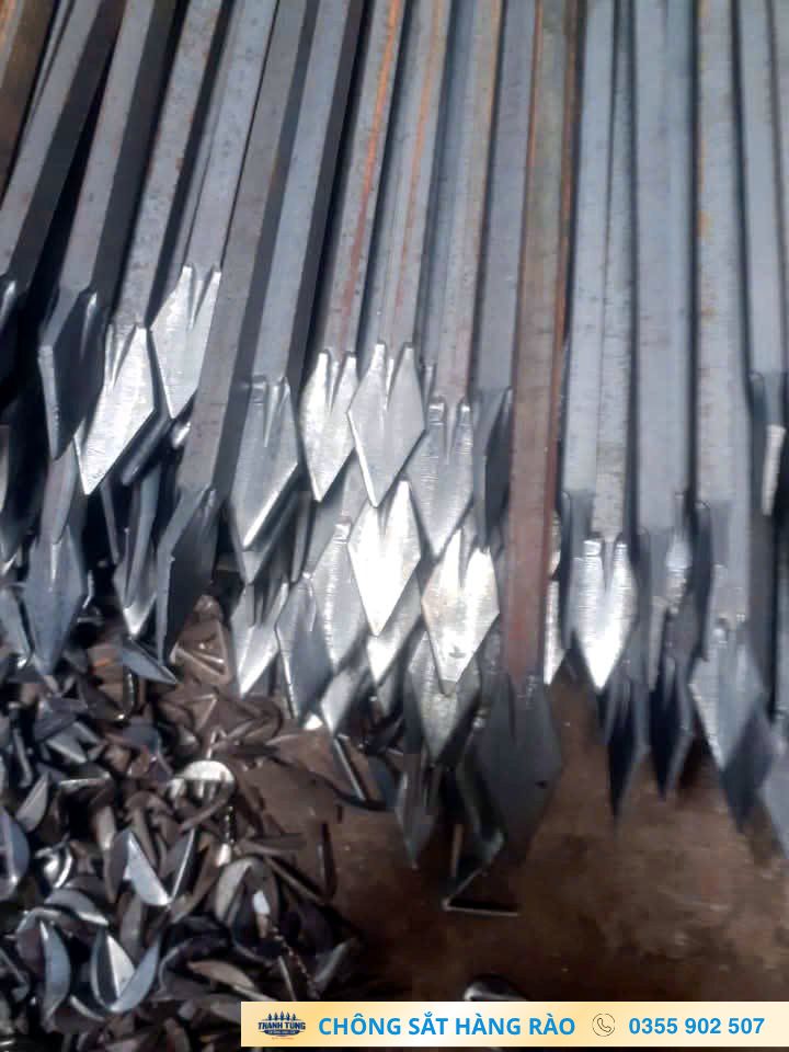 Các thanh chông hộp dập dài đặt cạnh nhau trong khu vực gia công