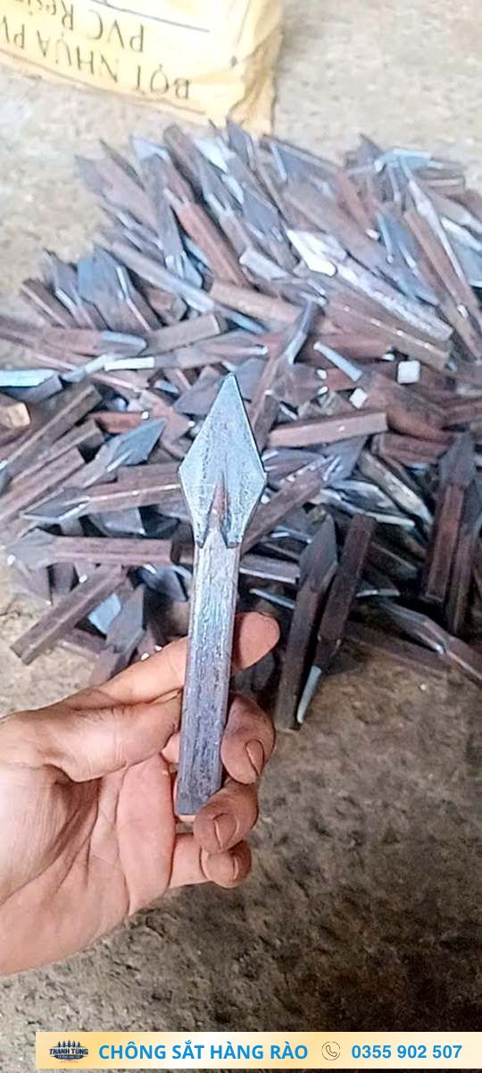 Một thanh chông dập được cầm trên tay để xem chi tiết