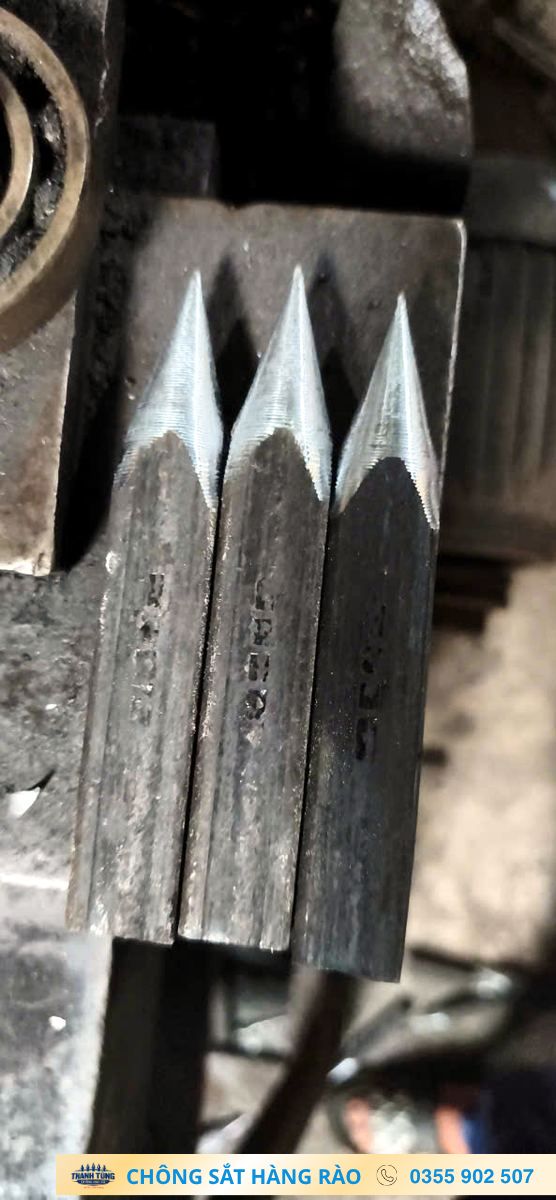 Cận cảnh ba đầu chông được gia công tạo mũi nhọn