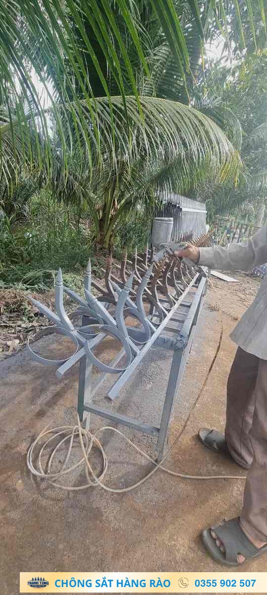 Dãy chông có mũi thẳng và nhánh uốn đặt trên giá ngoài trời
