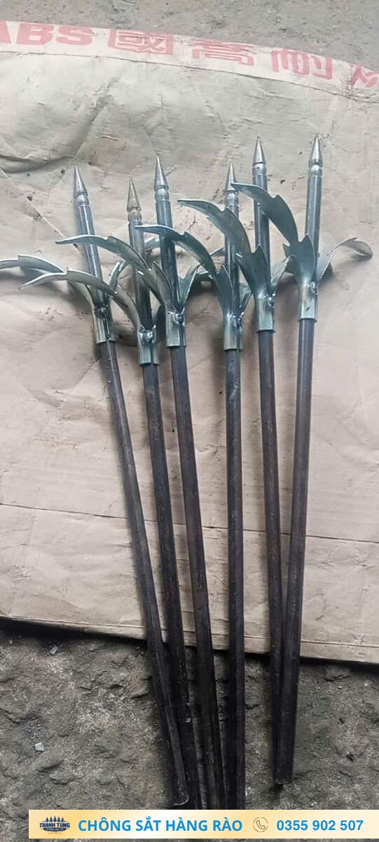 Nhiều thanh chông dài có mũi nhọn và nhánh cong hàn hai bên