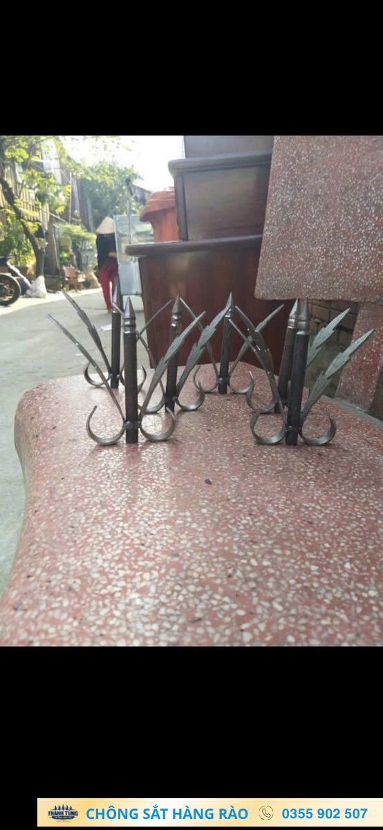 Đoạn khung chông ngắn gồm mũi đứng và vòng cong đặt trên nền gạch