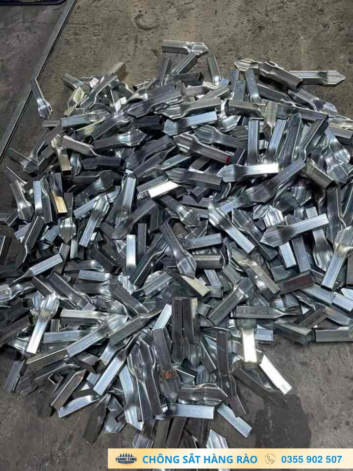 Nhiều chi tiết kim loại nhỏ có cạnh gấp được tập kết trên nền xưởng