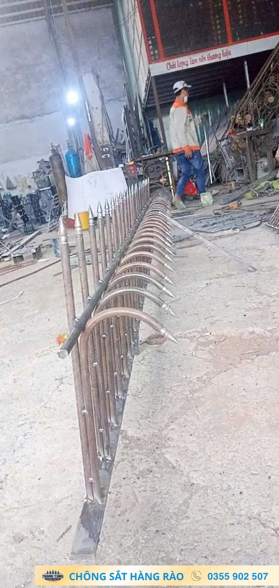 Chông thẳng và chông uốn được bố trí thành dãy dài trong xưởng