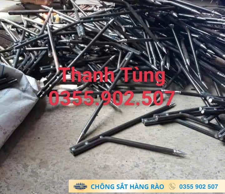 Chi tiết chông hàng rào có dạng thẳng và uốn tập kết trong xưởng