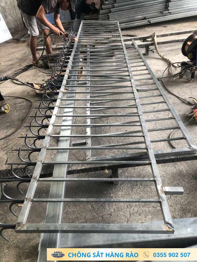 Khung chông hoàn thiện với chông thẳng và chông uốn lặp lại theo nhịp hàng rào