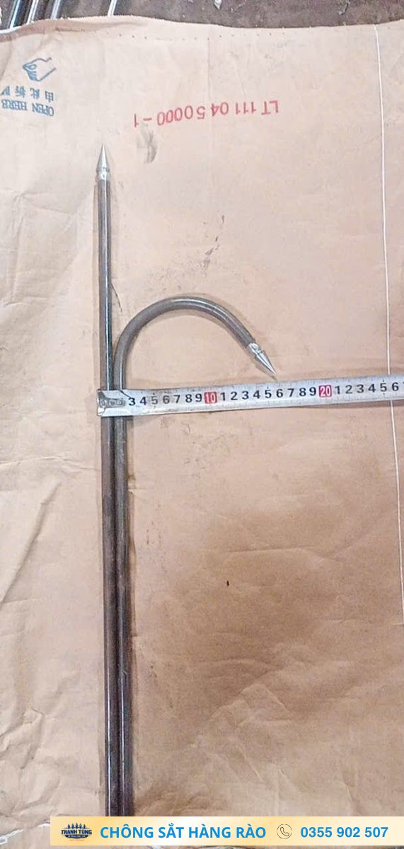 Mẫu chông kết hợp với phần thân thẳng và đường cong hai bên trên nền phẳng