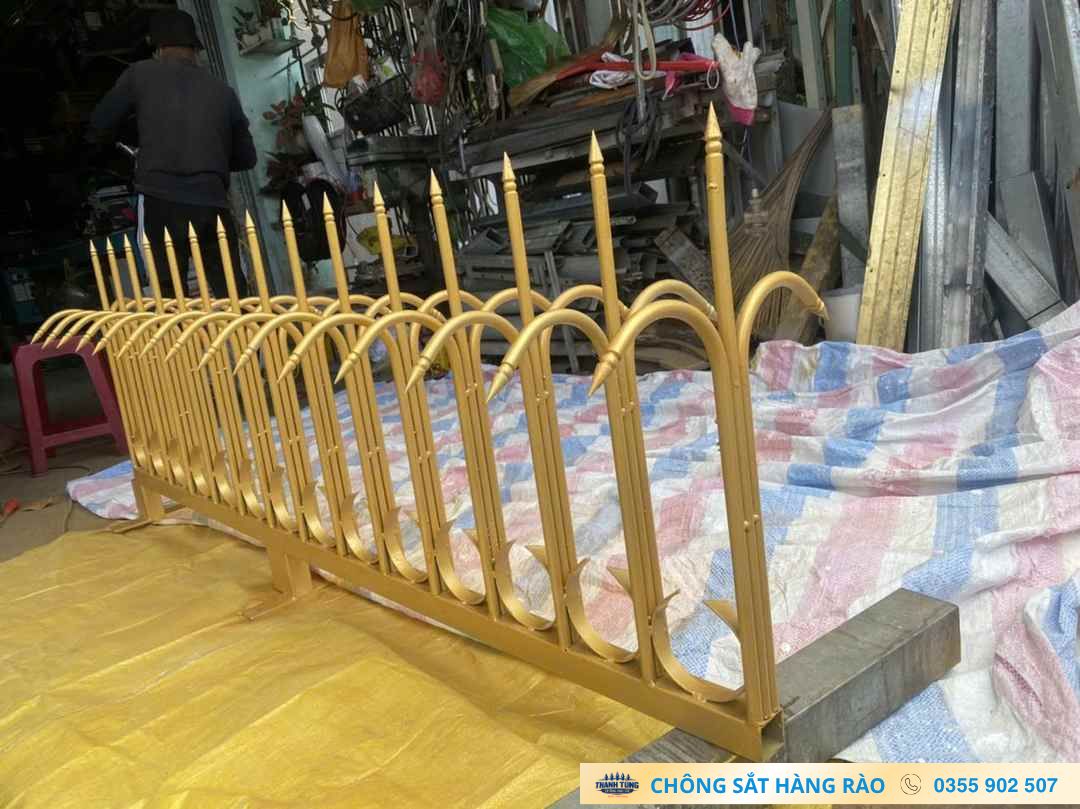 Khung chông hoàn thiện màu vàng kết hợp mũi thẳng và chi tiết uốn