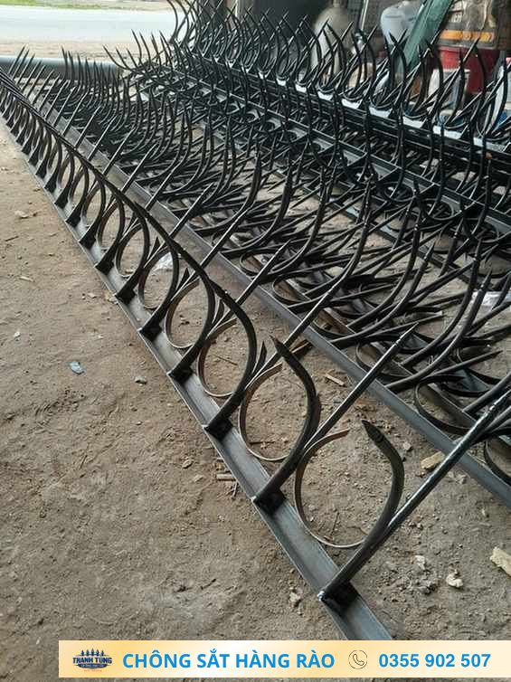 Dãy Chông Uốn kết hợp mũi thẳng được bố trí liên tiếp trên khung sắt