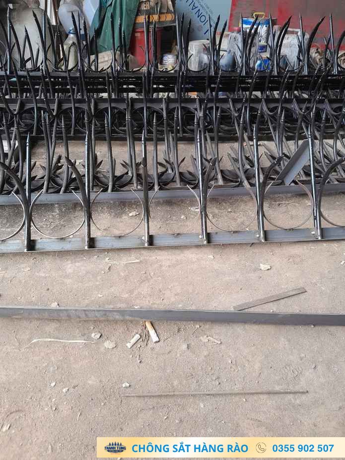 Cụm mũi thẳng và nhánh uốn lặp đều trên một đoạn khung chông