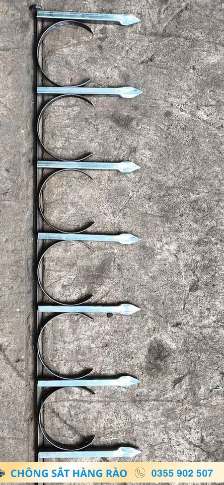 Dãy chi tiết chông có nhánh cong mở sang bên và đầu mũi nhọn