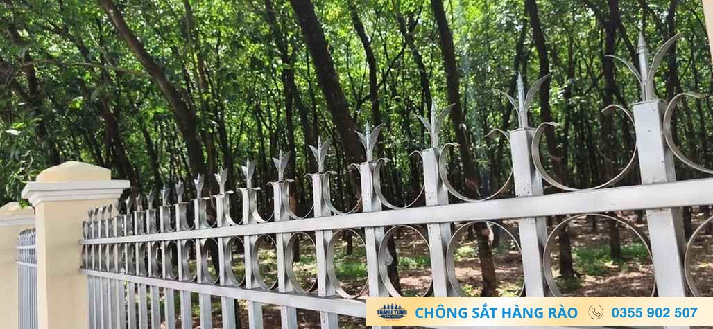 Đoạn hàng rào hoàn thiện với mũi nhọn thẳng xen các chi tiết uốn cong
