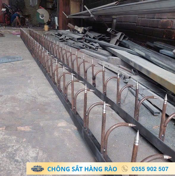 Dãy chông sắt lắp trên thanh khung