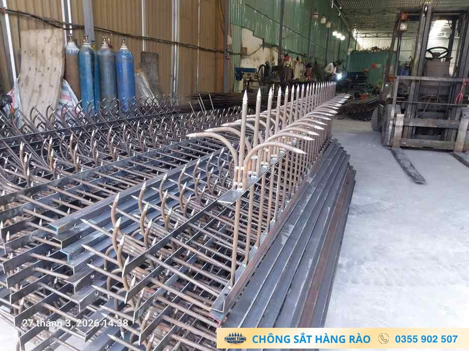 Nhiều thanh chông sắt tại xưởng