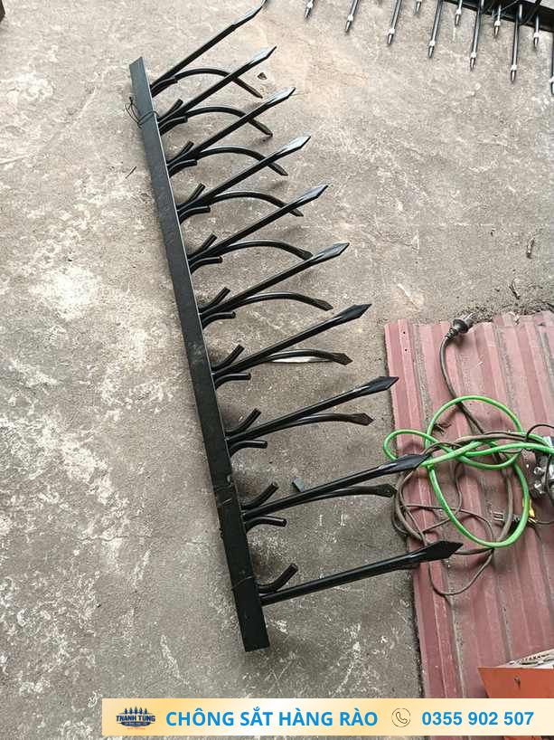Chông hàng rào sắt đặc dạng thanh màu đen