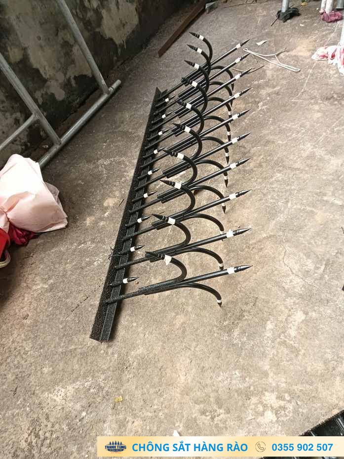Dãy chông sắt uốn trên thanh ngang