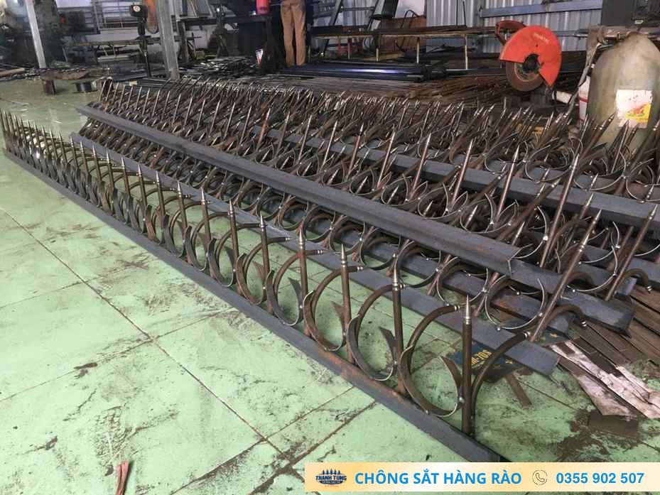 Dãy chông sắt chuẩn bị lắp đặt