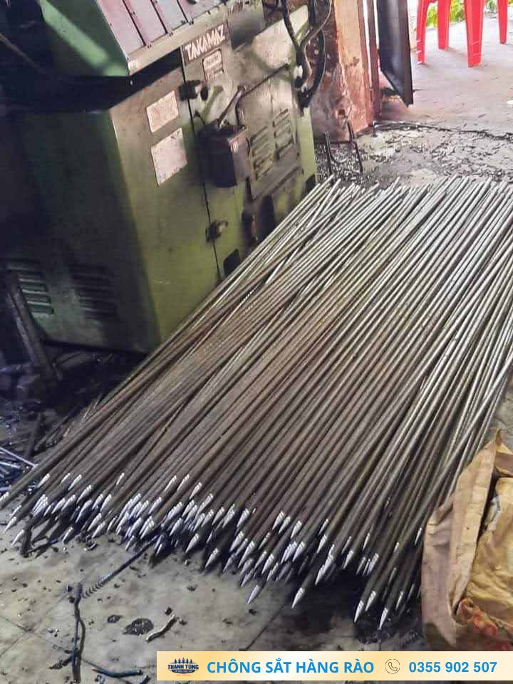 Thanh sắt dài chuẩn bị gia công