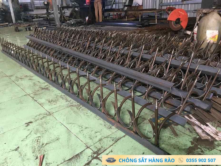Nhiều thanh chông sắt đã lắp