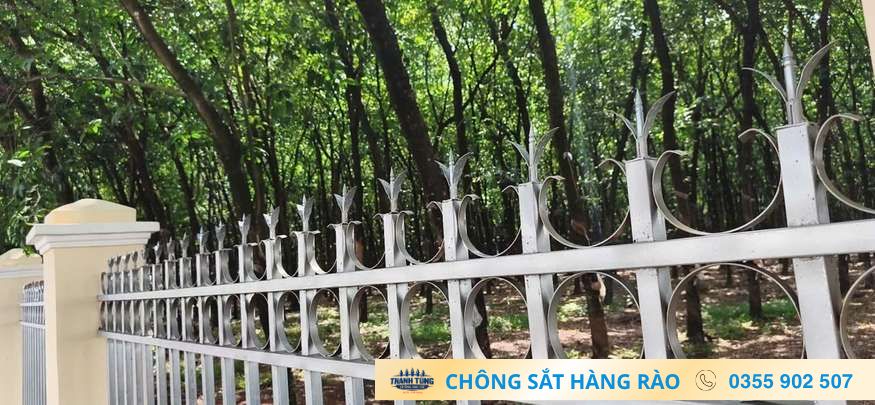 Đặt Chông Hàng Rào theo mẫu cần đối chiếu bố cục trên khung hàng rào hoàn thiện