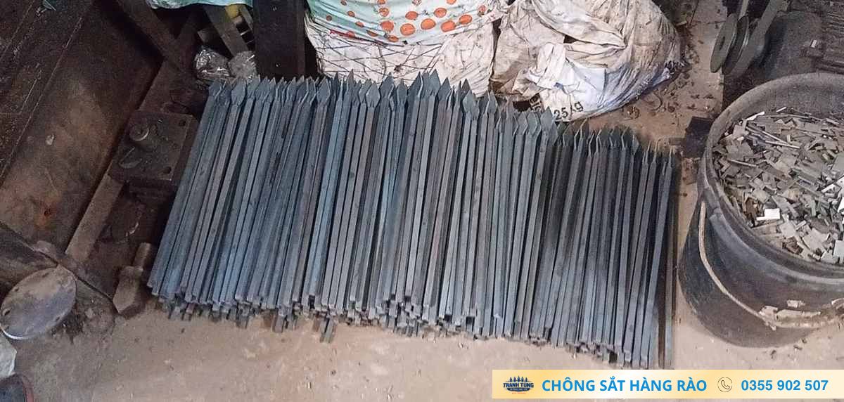 Các thanh sắt chuẩn bị gia công chông sắt hàng rào