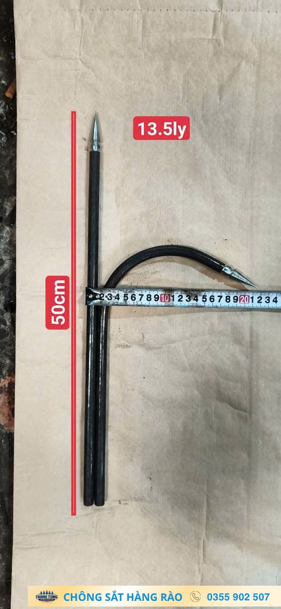 Chông sắt hàng rào dài 50cm đặt cạnh thước đo và ghi chú kích cỡ thân