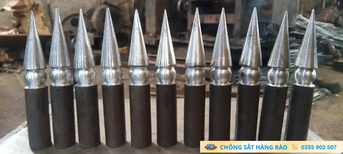 Hàng đầu chông sắt tiện mũi nhọn hoàn thiện đặt cạnh nhau