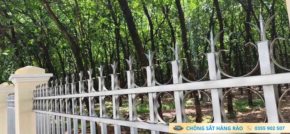 Mẫu chông sắt lắp trên hàng rào màu sáng tại công trình thực tế